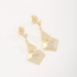 BR-01521 BRINCO BANHADO A OURO 18K COM DESIGN GEOMÉTRICO COMPOSTO POR TRIÂNGULOS