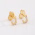 BR-01583 BRINCO BANHADO A OURO 18K EM FORMATO DE LETRA CRAVEJADO EM ZIRCÔNIAS