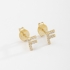 BR-01583 BRINCO BANHADO A OURO 18K EM FORMATO DE LETRA CRAVEJADO EM ZIRCÔNIAS