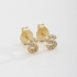 BR-01583 BRINCO BANHADO A OURO 18K EM FORMATO DE LETRA CRAVEJADO EM ZIRCÔNIAS