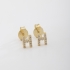 BR-01583 BRINCO BANHADO A OURO 18K EM FORMATO DE LETRA CRAVEJADO EM ZIRCÔNIAS