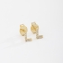 BR-01583 BRINCO BANHADO A OURO 18K EM FORMATO DE LETRA CRAVEJADO EM ZIRCÔNIAS
