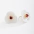 BR-01686 BRINCO BANHADO A OURO 18K EM FORMATO DE FLOR COM PÉTALAS EM MADRE PÉROLA