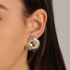 BR-02076 BRINCO BANHADO A OURO 18K EM FORMATO DE FLOR COM PÉTALAS TEXTURIZADAS