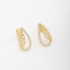 BR-02084 BRINCO BANHADO A OURO 18K EM FORMATO DE GOTA VAZADA COM DETALHES CRAVEJADOS