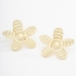 BR-02109 BRINCO BANHADO A OURO 18K EM FORMATO DE FLOR COM TEXTURA MARTELADA