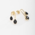 BR-02174 BRINCO BANHADO A OURO 18K COM DESIGN MODERNO E PEDRAS EM FORMATO DE GOTA.