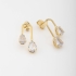 BR-02174 BRINCO BANHADO A OURO 18K COM DESIGN MODERNO E PEDRAS EM FORMATO DE GOTA.