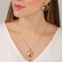 BR-02262 BRINCO BANHADO A OURO 18K COM DESIGN ORGÂNICO VAZADO