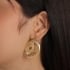 BR-02263 BRINCO BANHADO A OURO 18K COM DESIGN ORGÂNICO VAZADO