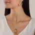 BR-02263 BRINCO BANHADO A OURO 18K COM DESIGN ORGÂNICO VAZADO