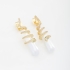 BR-02608-BRINCO BANHADO A OURO 18K COM PÉROLA EM FORMATO GOTA