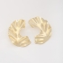 BR-02636 BRINCO BANHADO A OURO 18K COM DESIGN ORGÂNICO EM FORMATO CURVO