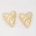 BR-02637 BRINCO BANHADO A OURO 18K EM FORMATO DE CORAÇÃO COM TEXTURA