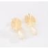 BR-02660-BRINCO BANHADO A OURO 18K COM DESIGN EM ESPIRAL E PINGENTE DE PÉROLA
