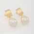 BR-02663 BRINCO BANHADO A OURO 18K COM DETALHE SUPERIOR EM CHAPA LISA E PINGENTE DE PÉROLA