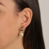 BR-02663 BRINCO BANHADO A OURO 18K COM DETALHE SUPERIOR EM CHAPA LISA E PINGENTE DE PÉROLA