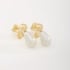BR-02664 BRINCO BANHADO A OURO 18K COM PÉROLA EM FORMATO DE GOTA E DETALHE EM ESFERA