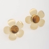 BR-02666 BRINCO BANHADO A OURO 18K DE FLOR COM DETALHE EM PÉROLA