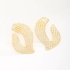 BR-02699 BRINCO BANHADO A OURO 18K COM DESIGN VAZADO EM FORMATO ORGÂNICO