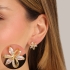 BR-02713 BRINCO BANHADO A OURO 18K EM FORMATO FLORAL COM ZIRCÔNIAS NAVETE