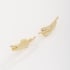 BR-02767 BRINCO BANHADO A OURO 18K COM DESIGN CURVO E DETALHE EM HASTES