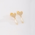 BR-02851 BRINCO BANHADO A OURO 18K COM BASE EM FORMATO DE CORAÇÃO CRAVEJADO EM ZIRCÔNIAS E PINGENTE COM PÉROLA