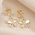 BR-02868-BRINCO DE FLOR DETALHES EM MADREPÉROLA E ZIRCÔNIAS