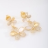 BR-02868-BRINCO DE FLOR DETALHES EM MADREPÉROLA E ZIRCÔNIAS