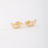 BR-02883-BRINCO BANHADO A OURO 18K COM DESIGN VAZADO EM FORMATO CURVO