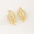 BR-03010 BRINCO BANHADO A OURO 18K EM FORMATO DE FOLHA COM ZIRCÔNIAS LAPIDADAS EM BAGUETE