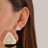 BR-03037 BRINCO BANHADO A OURO 18K COM DESIGN TRIANGULAR
