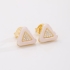 BR-03037 BRINCO BANHADO A OURO 18K COM DESIGN TRIANGULAR