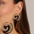 BR-03046 BRINCO BANHADO A OURO 18K COM DESIGN EM ESPIRAL