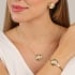 GR-02290-COLAR BANHADO A OURO 18K COM PINGENTE ORGÂNICO E DETALHE EM PÉROLA