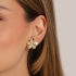 BR-03123 BRINCO BANHADO A OURO 18K DE FLOR COM PÉTALAS EM DETALHES DE ZIRCÔNIAS