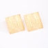 BR-03125 BRINCO BANHADO A OURO 18K COM DESIGN QUADRADO E TEXTURA MARTELADA.
