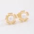 BR-03153 BRINCO BANHADO A OURO 18K  DE FLOR COM PÉROLA