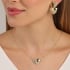 GR-02546- GARGANTILHA BANHADA A OURO 18K DE CORAÇÃO COM DETALHES TEXTURIZADOS