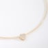 CH-0329 CHOKER COM DESIGN RÍGIDO E PINGENTE DE CORAÇÃO EM ZIRCÔNIAS