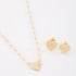 CI-00094 CONJUNTO INFANTIL BANHADO A OURO 18K COM PÉROLAS E PINGENTE DE CORAÇÃO.