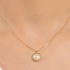 CJ-00109 CONJUNTO BANHADO A OURO 18K COM PÉROLA CENTRAL E ACABAMENTO TEXTURIZADO AO REDOR