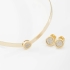 CJ-00215 CONJUNTO BANHADO A OURO 18K COM DESIGN RÍGIDO E DETALHE CENTRAL CRAVEJADO EM ZIRCÔNIAS