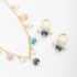 CJ-0929 CONJUNTO COMPOSTO POR COLAR E BRINCOS DECORADOS COM ESFERAS COLORIDAS E PÉROLAS