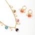 CJ-0929 CONJUNTO COMPOSTO POR COLAR E BRINCOS DECORADOS COM ESFERAS COLORIDAS E PÉROLAS