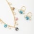 CJ-0929 CONJUNTO COMPOSTO POR COLAR E BRINCOS DECORADOS COM ESFERAS COLORIDAS E PÉROLAS