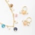 CJ-0929 CONJUNTO COMPOSTO POR COLAR E BRINCOS DECORADOS COM ESFERAS COLORIDAS E PÉROLAS