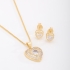 CJS-00037 CONJUNTO BANHADO A OURO 18K COM DESIGN ROMÂNTICO E SOFISTICADO,COLAR COM PINGENTE EM FORMATO DE CORAÇÃO, CRAVEJADO EM ZIRCÔNIAS CRISTAL E COM PEDRA CENTRAL EM FORMATO DE CORAÇÃO LAPIDADO.