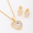 CJS-00037 CONJUNTO BANHADO A OURO 18K COM DESIGN ROMÂNTICO E SOFISTICADO,COLAR COM PINGENTE EM FORMATO DE CORAÇÃO, CRAVEJADO EM ZIRCÔNIAS CRISTAL E COM PEDRA CENTRAL EM FORMATO DE CORAÇÃO LAPIDADO.