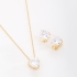 CJS-00077 CONJUNTO BANHADO A OURO 18K COM DESIGN ROMÂNTICO E SOFISTICADO, APRESENTANDO COLAR COM PINGENTE EM FORMATO DE CORAÇÃO COM ZIRCÔNIA LAPIDADA